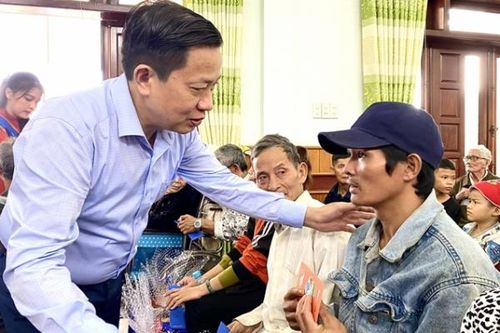 Trao tặng 200 suất quà cho người nghèo, có hoàn cảnh khó khăn