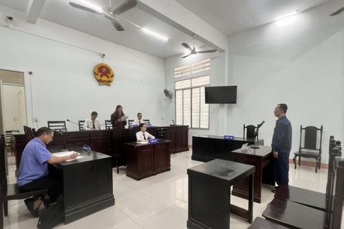Lãnh án vì trộm đồ của người nước ngoài