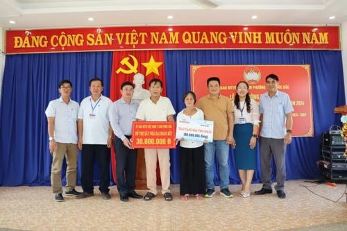 Báo Khánh Hòa và Công ty Xây dựng Minh Quân trao kinh phí xây nhà đại đoàn kết cho một hộ nghèo ở phường Cam Phúc Bắc