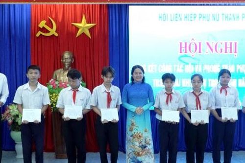 Hội Liên hiệp Phụ nữ tỉnh Khánh Hòa: Tặng 20 suất học bổng cho trẻ em mồ côi