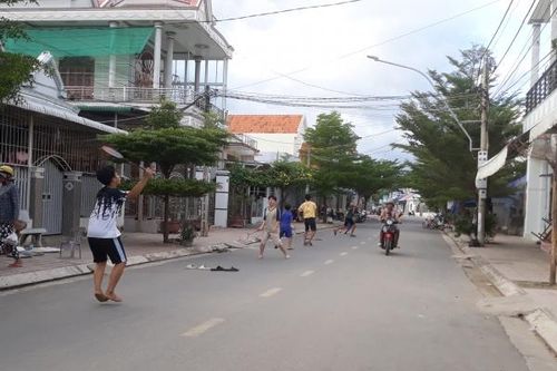 Không nên chơi đùa dưới lòng đường