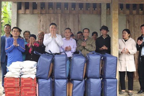 Trao 30 suất quà cho hộ nghèo, hộ đặc biệt khó khăn tại xã Phú Nhuận