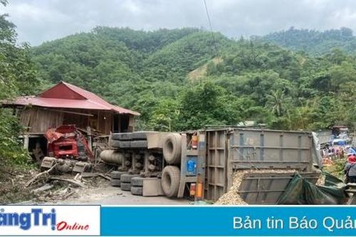 Xe đầu kéo đâm vào nhà sàn người dân trên đường Hồ Chí Minh nhánh Tây