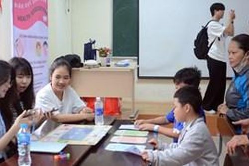 Bác sĩ, sinh viên, tình nguyện viên Hàn Quốc khám và tư vấn sức khỏe cho bệnh nhân