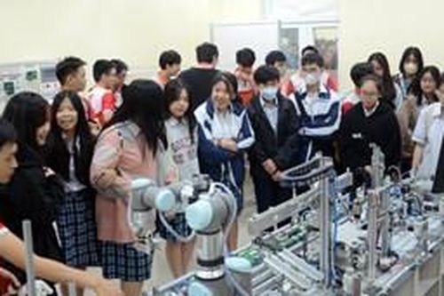 Hơn 500 học sinh, sinh viên trải nghiệm trí tuệ nhân tạo