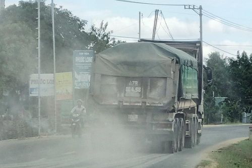 Cận cảnh đoàn xe container hoán cải vận chuyển cát gây ô nhiễm trên Quốc lộ 25