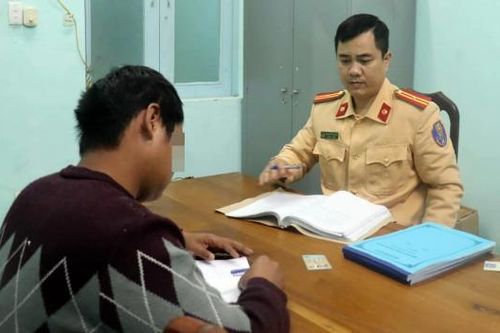Tước bằng 2 tháng tài xế xe khách vừa lái xe vừa sử dụng điện thoại
