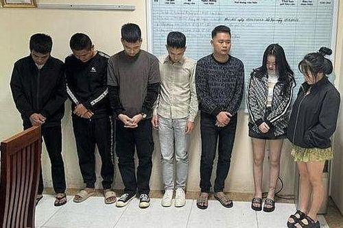 Bắt quả tang nhóm nam nữ 'mở tiệc ma túy' trong quán karaoke