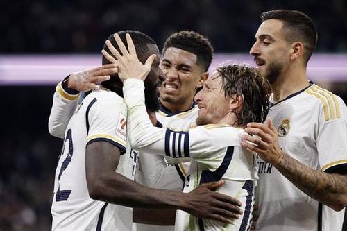 Real Madrid thắng chật vật trận đầu năm