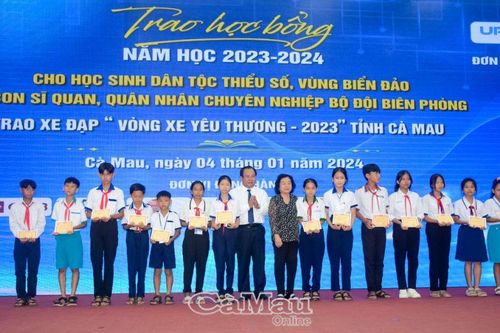 Trao 230 suất học bổng Vừ A Dính, 'Vì Hoàng Sa - Trường Sa thân yêu'