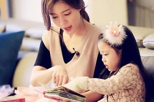 Trả lời thế nào khi con hỏi 'nhà mình nghèo phải không mẹ?'