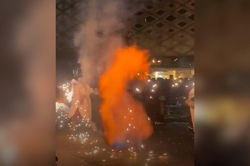 Pháo hoa rơi xuống cống, ngọn lửa bùng phát cao hơn 2m
