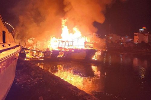 Quảng Ninh: Cháy 3 tàu du lịch đang neo đậu ở Móng Cái