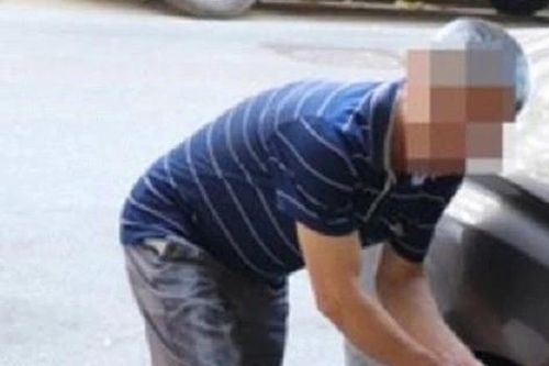 Bắt người đàn ông chọc thủng lốp ô tô vì 'ngứa mắt'
