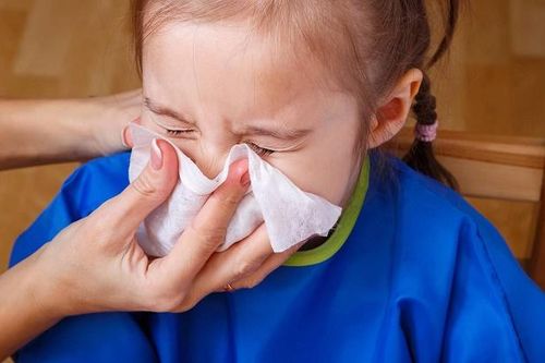 Cha mẹ nên xử trí thế nào khi trẻ bị chảy mũi?
