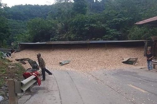 Xe đầu kéo đâm vào nhà dân, đường Hồ Chí Minh ách tắc nhiều giờ