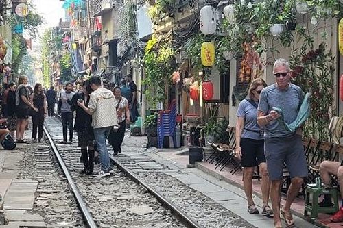 Vẫn nan giải việc ngăn du khách vào phố cà phê đường tàu
