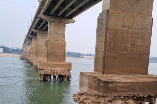 Cận cảnh cầu Trung Hà nối Hà Nội - Phú Thọ bị đứt, gãy nguy hiểm