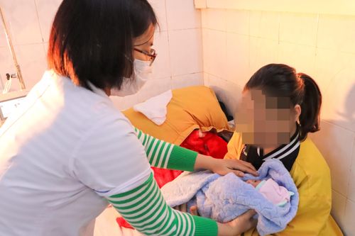 Bé sinh non nặng 700 gram được nuôi sống kỳ diệu