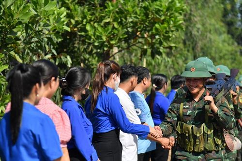 Nghĩa tình người lính khi Tết đến Xuân về