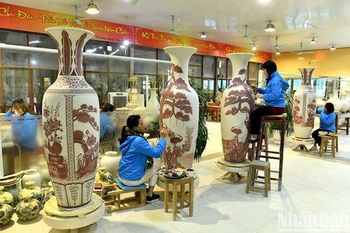 Xưởng gốm Chu Đậu hối hả sản xuất hàng Tết
