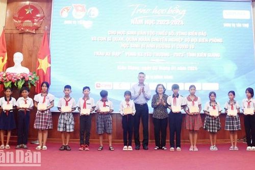 Trao Quỹ học bổng Vừ A Dính và Câu lạc bộ 'Vì Hoàng Sa-Trường Sa thân yêu' cho học sinh Kiên Giang