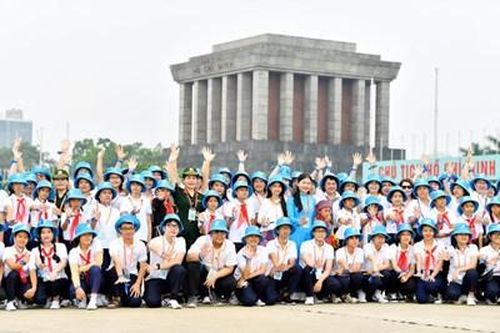 Chương trình 'Mẹ đỡ đầu' - điểm tựa của trẻ em mồ côi