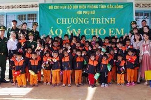 Hội Phụ nữ Bộ đội Biên phòng tỉnh Đắk Nông tặng áo ấm cho trẻ em nghèo biên giới
