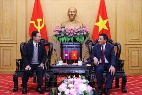 Tăng cường hợp tác đào tạo cán bộ, trao đổi lý luận giữa Việt Nam - Lào