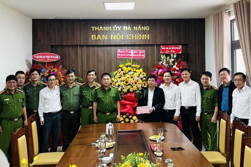 Lãnh đạo Công an thành phố thăm, chúc mừng Ngày truyền thống ngành Nội chính Đảng