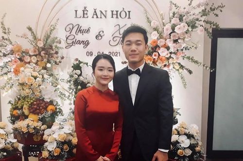 Dù đã về chung nhà, Lương Xuân Trường và vợ hiếm hoi flex tình cảm
