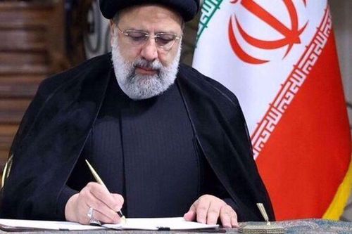Tổng thống Iran thề cứng rắn với kẻ tấn công gần mộ tướng Soleimani