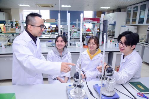 Coi trọng bài báo khoa học quốc tế: 'Cán cân' có lệch?