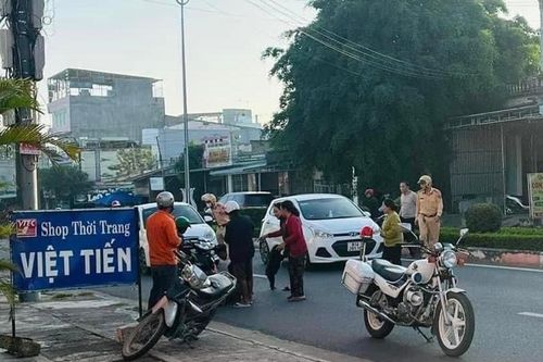 Cảnh sát giao thông hỗ trợ đưa sản phụ đang chuyển dạ đến bệnh viện an toàn