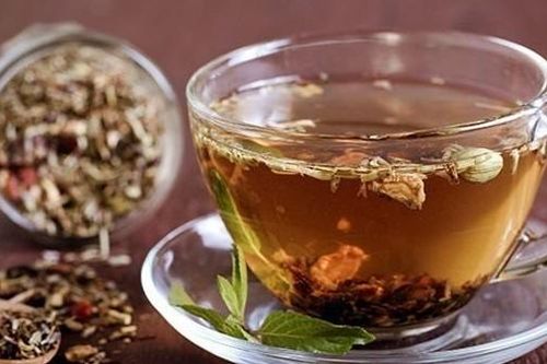 Những thói quen ăn uống cần tránh để bảo đảm sức khỏe khi ngồi làm việc lâu