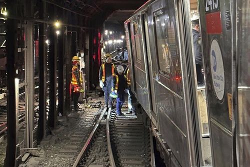 Tàu điện ngầm đâm vào nhau ở New York, hơn 20 người bị thương