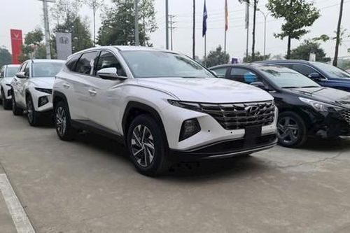 Chạy 'xả hàng' trước Tết: Ô tô loạn giá
