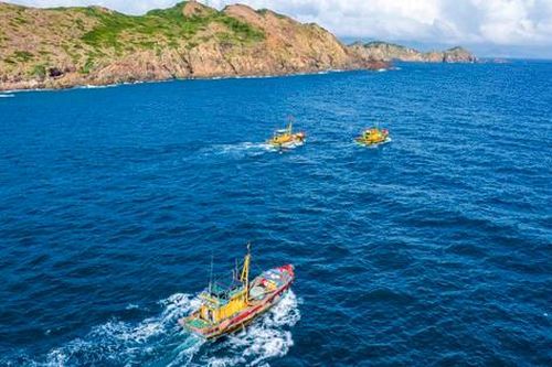 Sau cuộc gọi báo biển gió lớn, 3 cha con trên tàu cá mất liên lạc