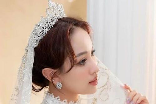 Showbiz 5/1: Vân Hugo cưới ngoài đảo