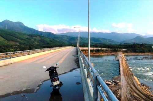 Cầu 100 tỷ chưa thông, dân 'gồng mình' qua đường sình lầy