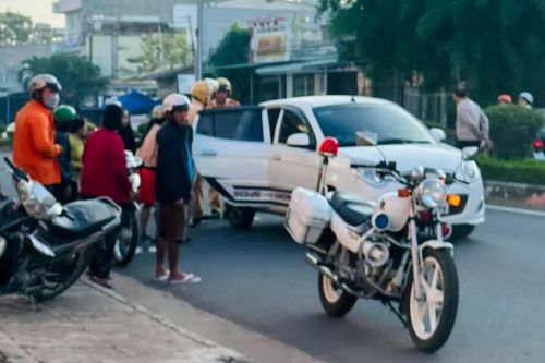 Hai CSGT cùng người dân hỗ trợ sản phụ sinh con ở lề đường