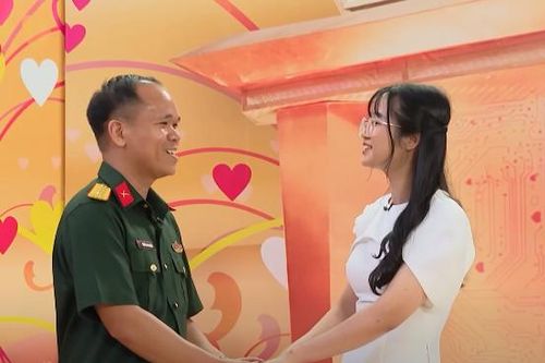 Định quen rồi 'đá', cô gái không ngờ say như điếu đổ chàng quân nhân