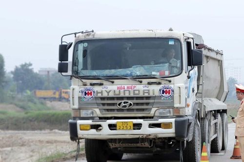Xử phạt hàng loạt xe quá tải 'kéo bùn đất' gây bụi mù mịt trên quốc lộ