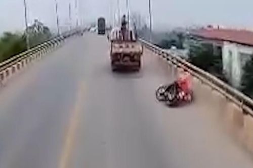 Ô tô tải va ngã 2 người đi xe máy trên cầu rồi bỏ chạy
