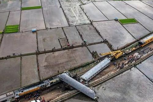 Hiện trường 2 tàu chở khách đâm nhau ở Indonesia gây hàng chục thương vong