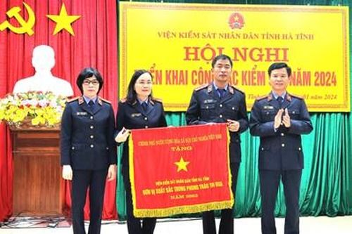 VKSND tỉnh Hà Tĩnh đón nhận Cờ thi đua của Chính phủ