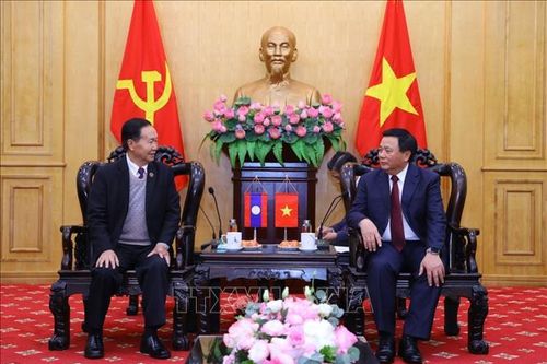 Tăng cường hợp tác đào tạo cán bộ, trao đổi lý luận giữa Việt Nam - Lào