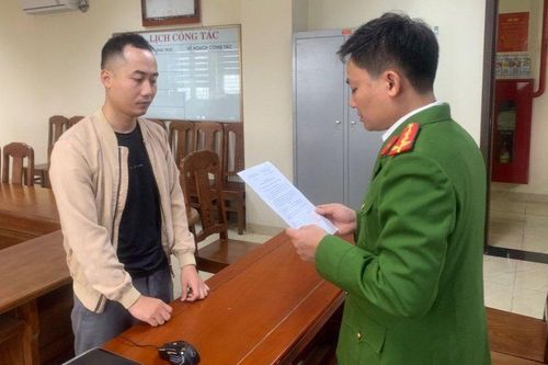 Cán bộ uống rượu, lái xe tông chết người bị khởi tố tội gây rối TTCC