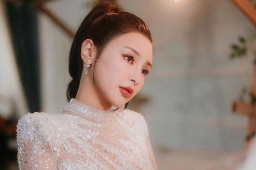 Vẻ gợi cảm của người đẹp 9X lọt vào Top 100 gương mặt đẹp nhất 2023