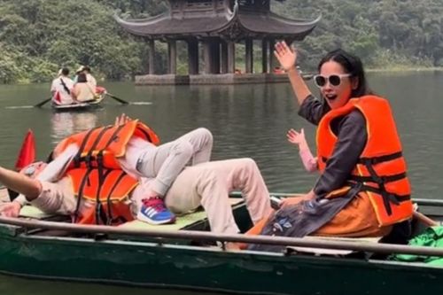 Nữ ca sĩ khoe giọng hát vang cả dòng sông trong lúc đi thuyền, dân mạng: 'Chị giấu bình oxi ở đâu?'